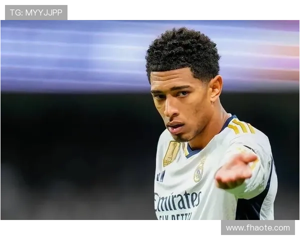 坎爷儿子穿着皇马球衣出现在海口机场，背后印着贝林厄姆